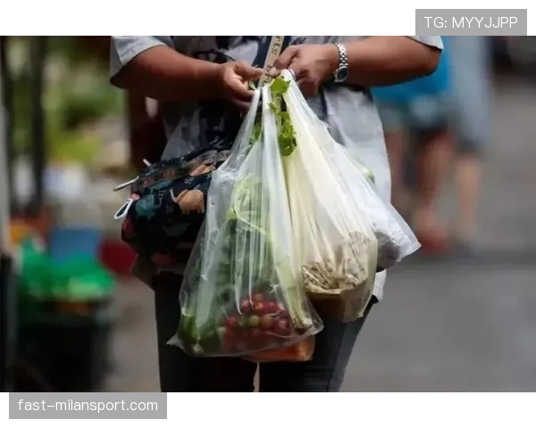 仲满拎着塑料袋买菜，手腕上的表能当房子首付